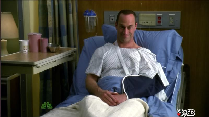Elliot Stabler in hospital gown and sling